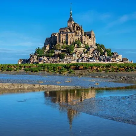 Magnificent French With Private Heated Pool & Gardens 度假居